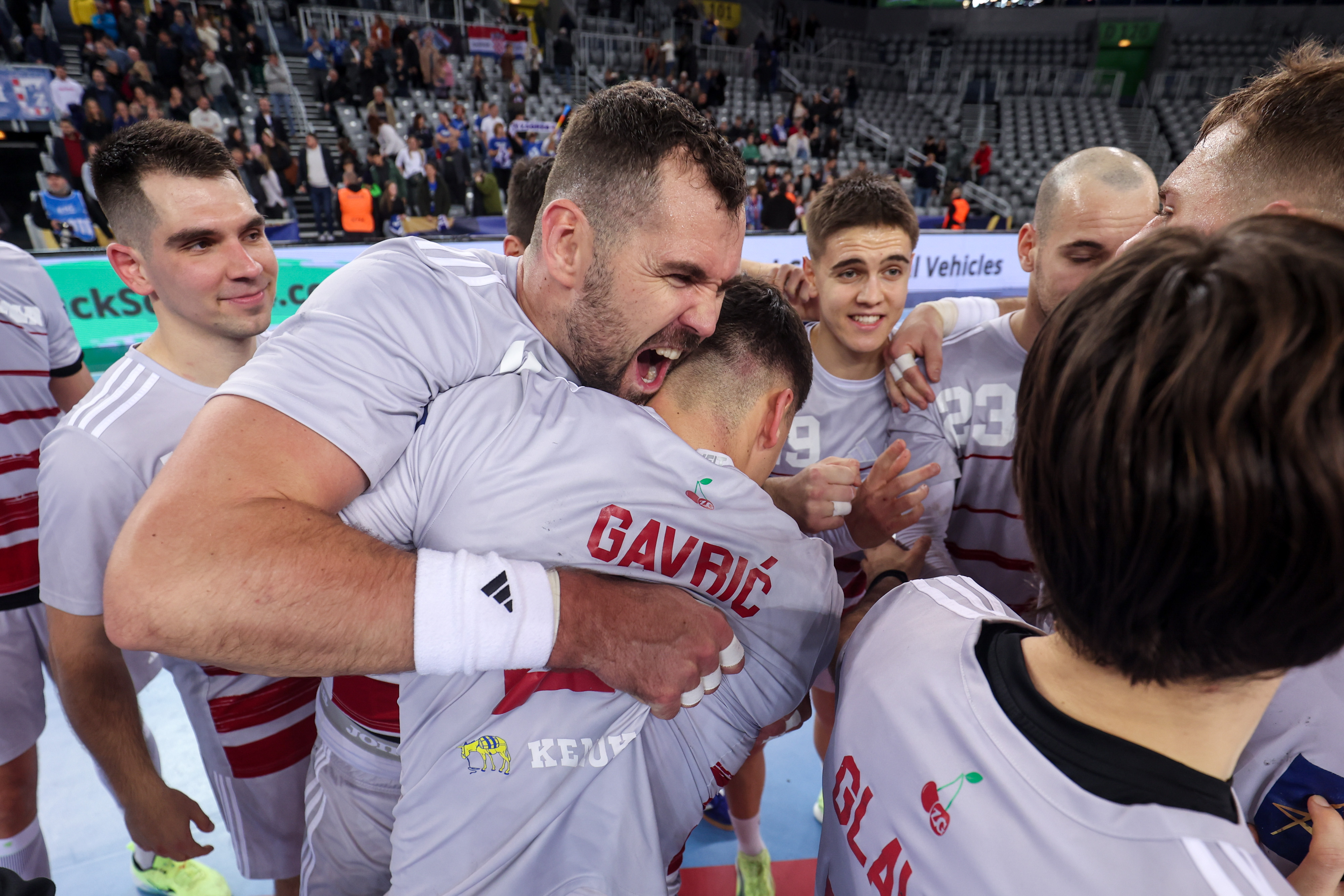  Zagreb take first win, Barça run over Paris