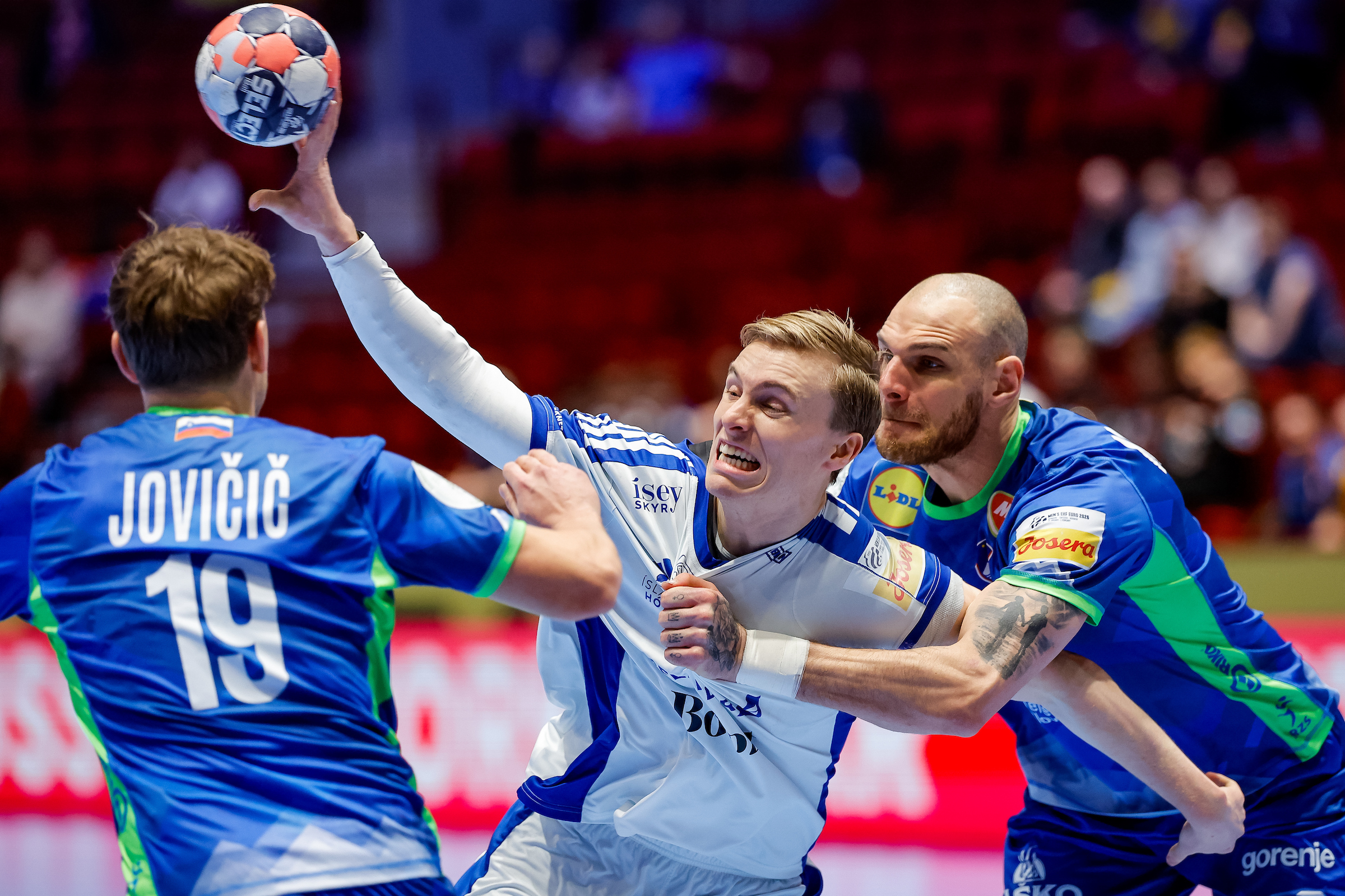 Live blog: Iceland with slight lead; Portugal in control