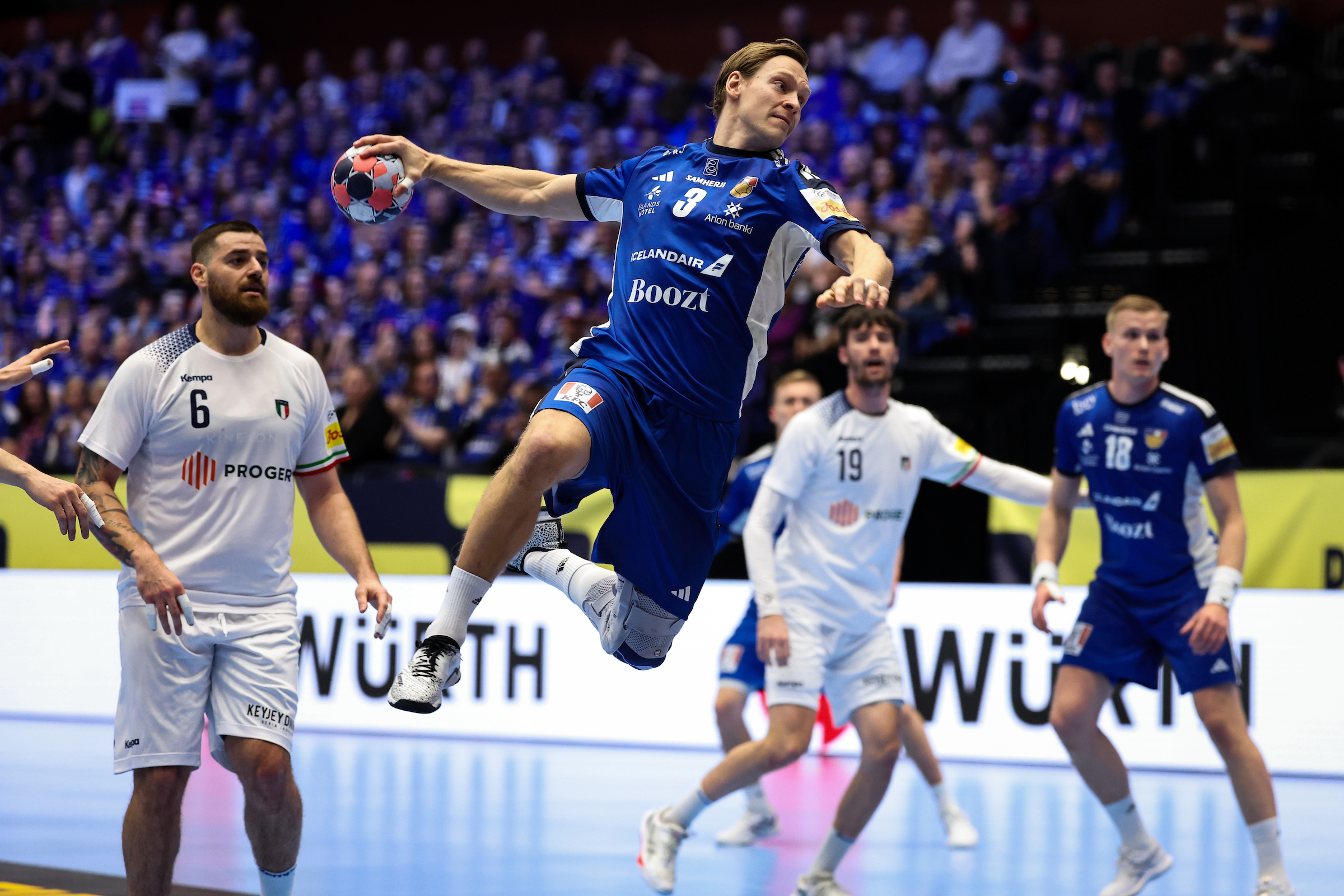 Dominant Iceland cruise to record win against Italy