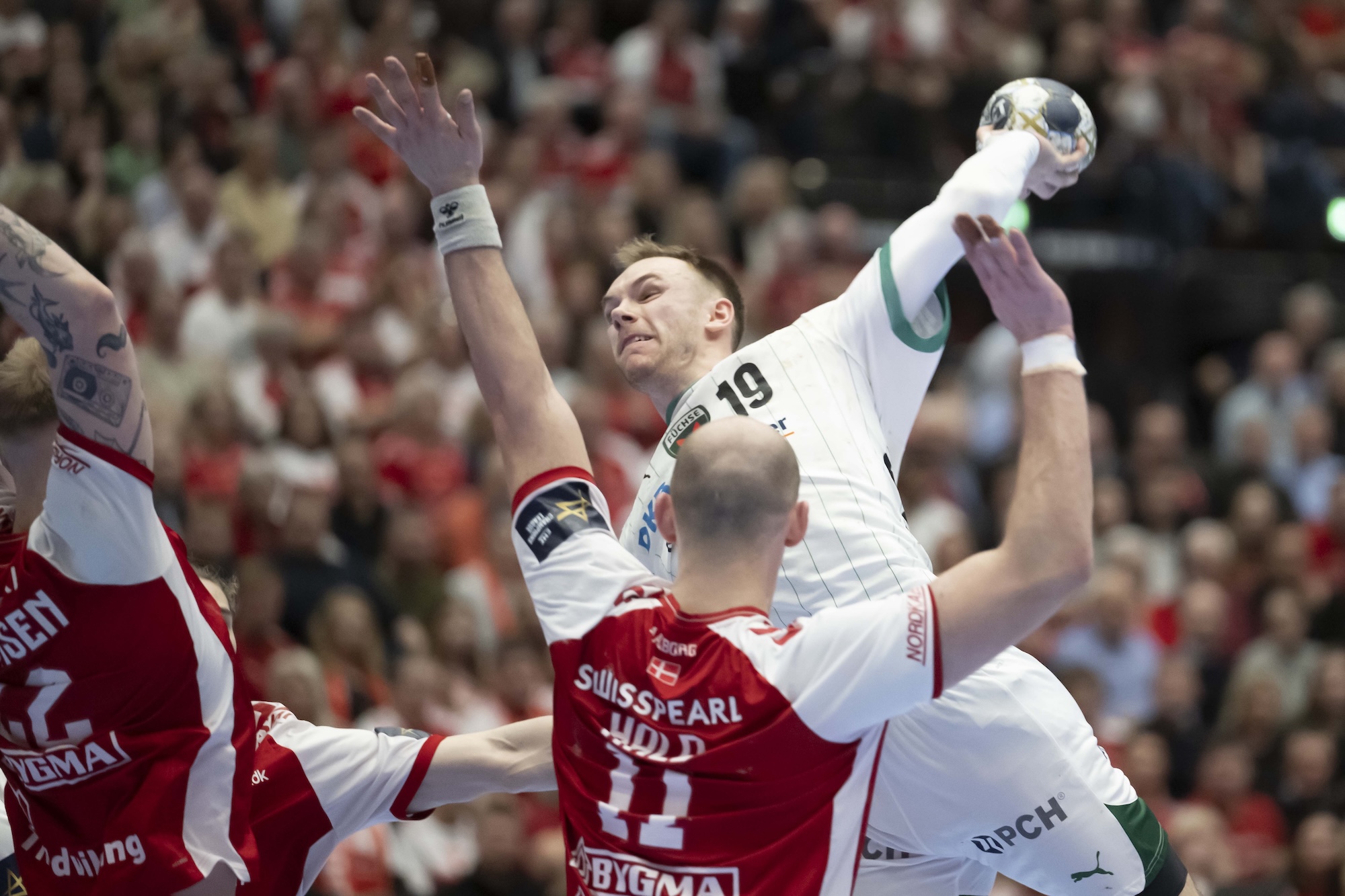 Berlin secure first position; Polish sides take points