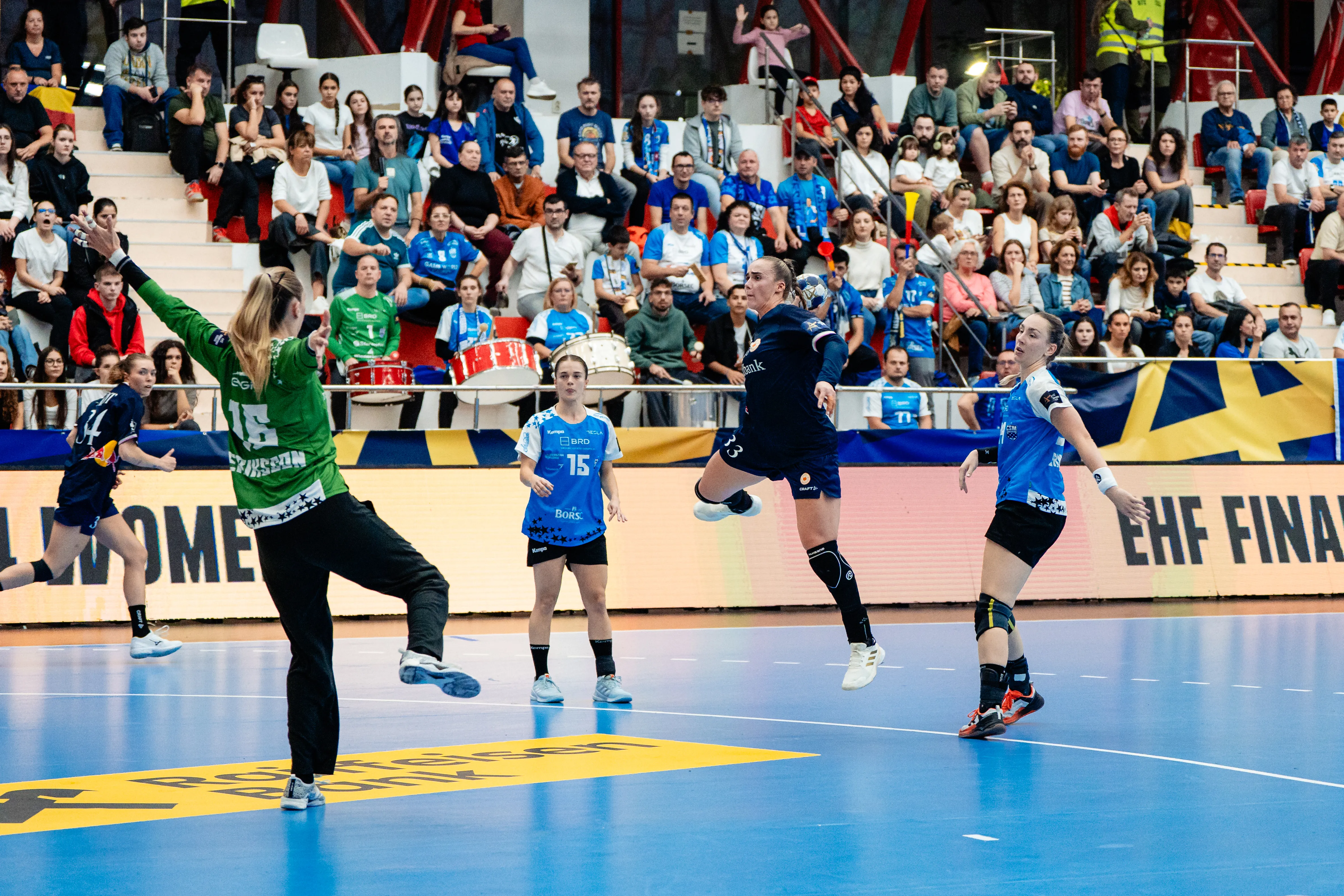 Odense învinge CSM în Liga Campionilor la handball, DVSC obține o victorie surpriză.