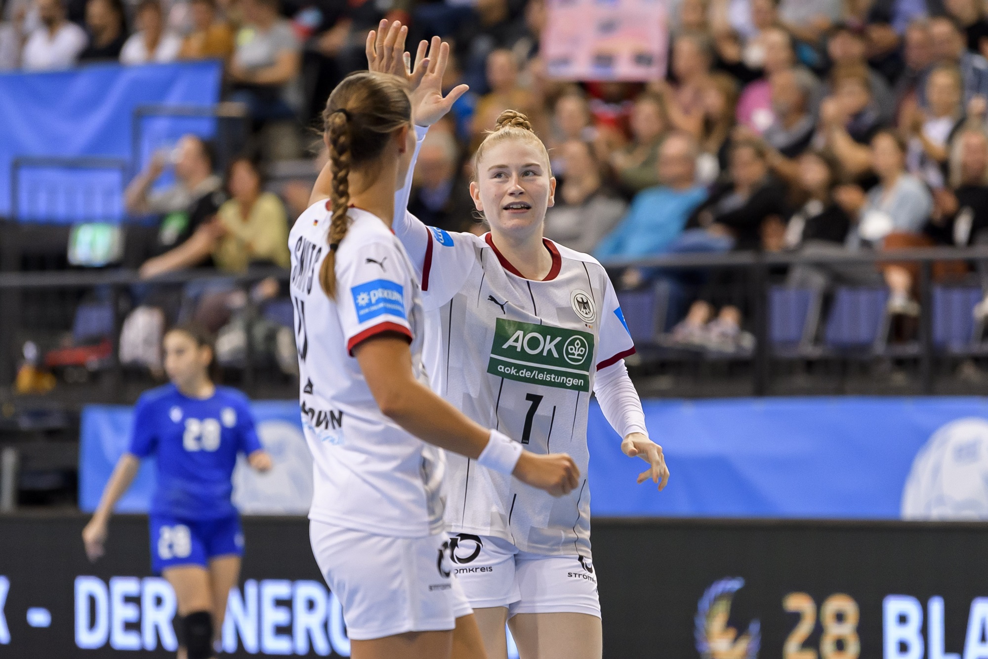 Summary: Record wins for Germany, France highlight round 1