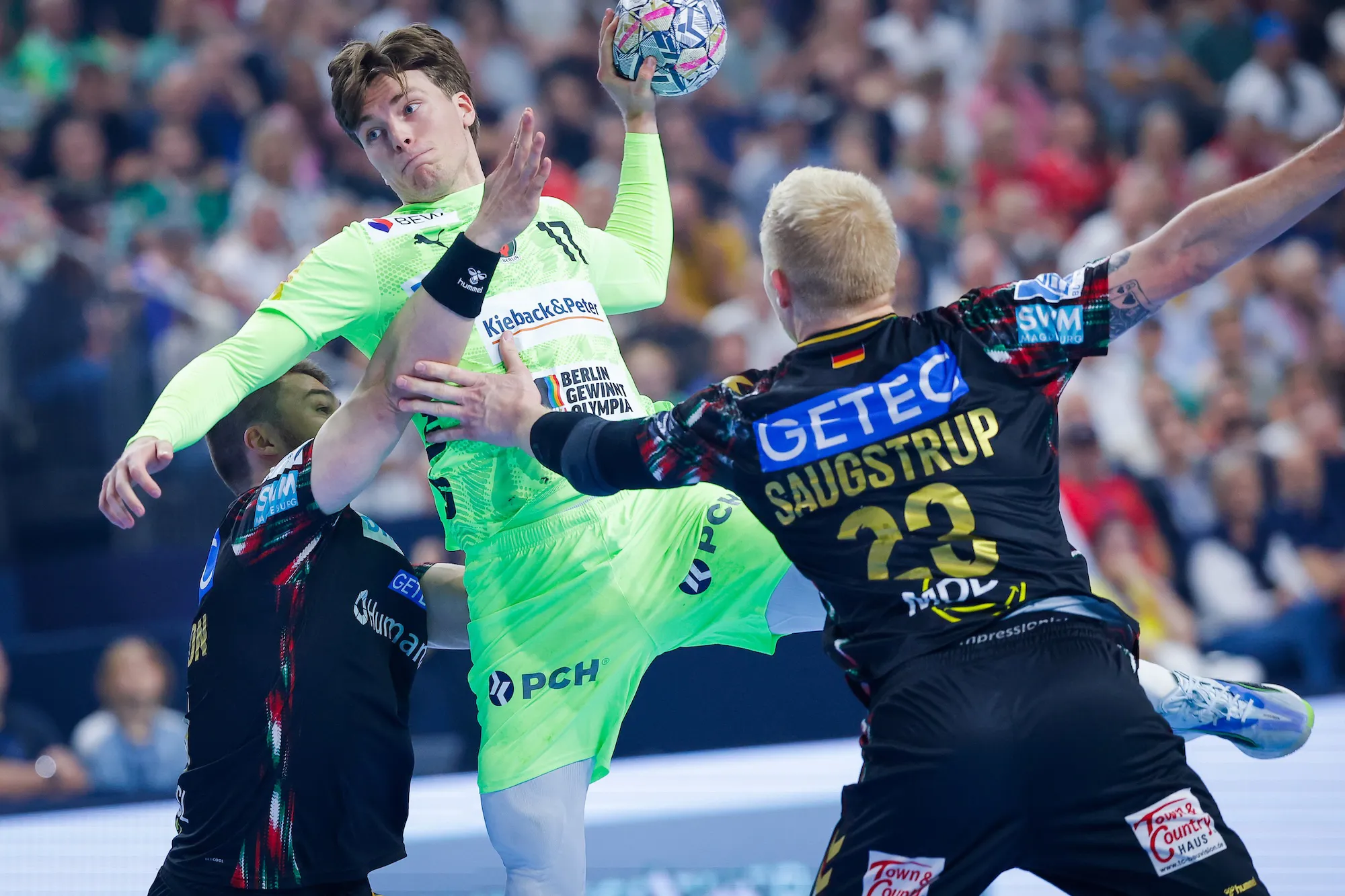 Berlin beat reigning champions for another chance at trophy