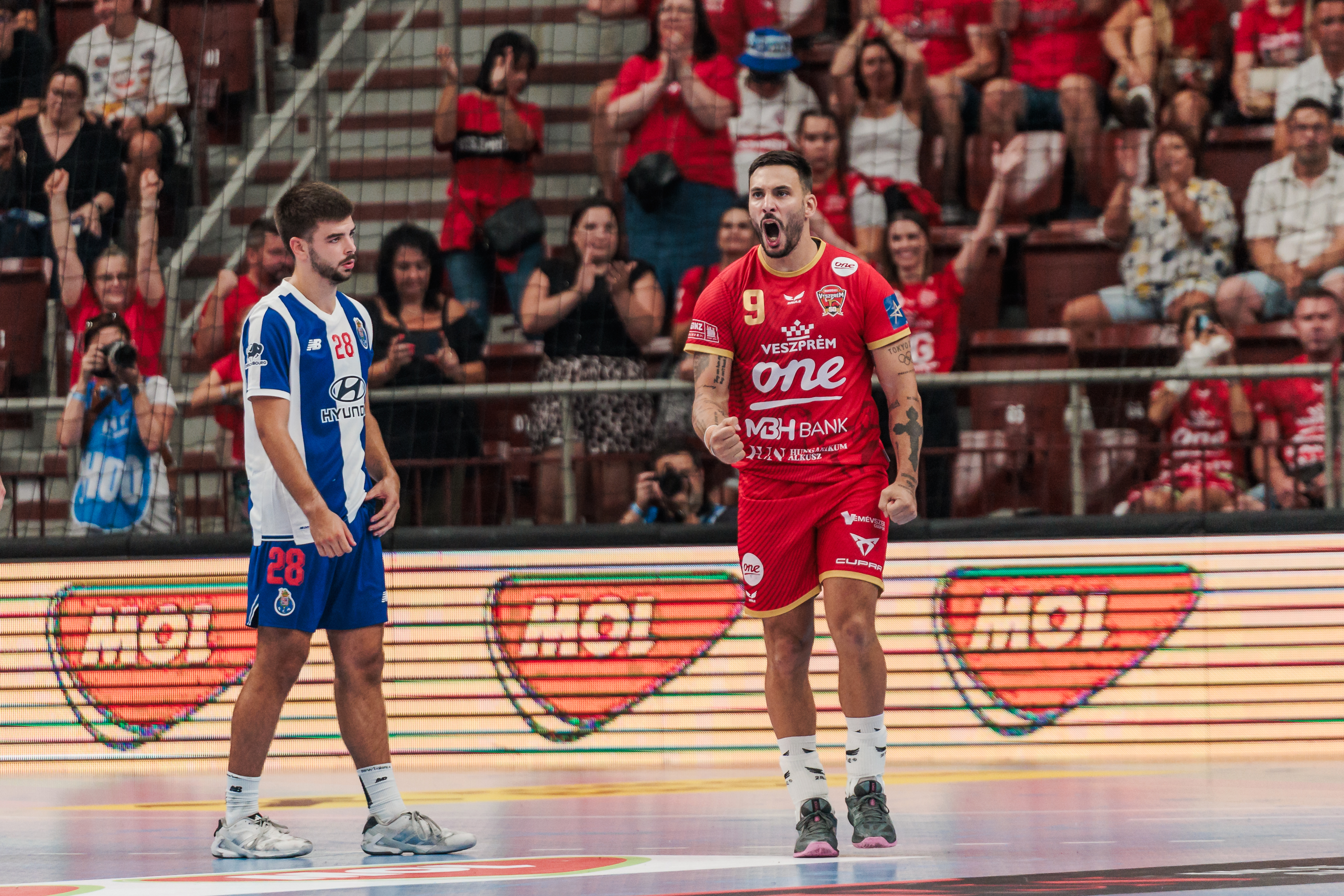 Veszprém and Magdeburg claim first points at home, Barça start title defence with a win