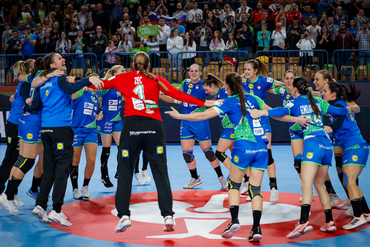SUMMARY: Slovenia please home crowd; Norway, Sweden, Hungary also win
