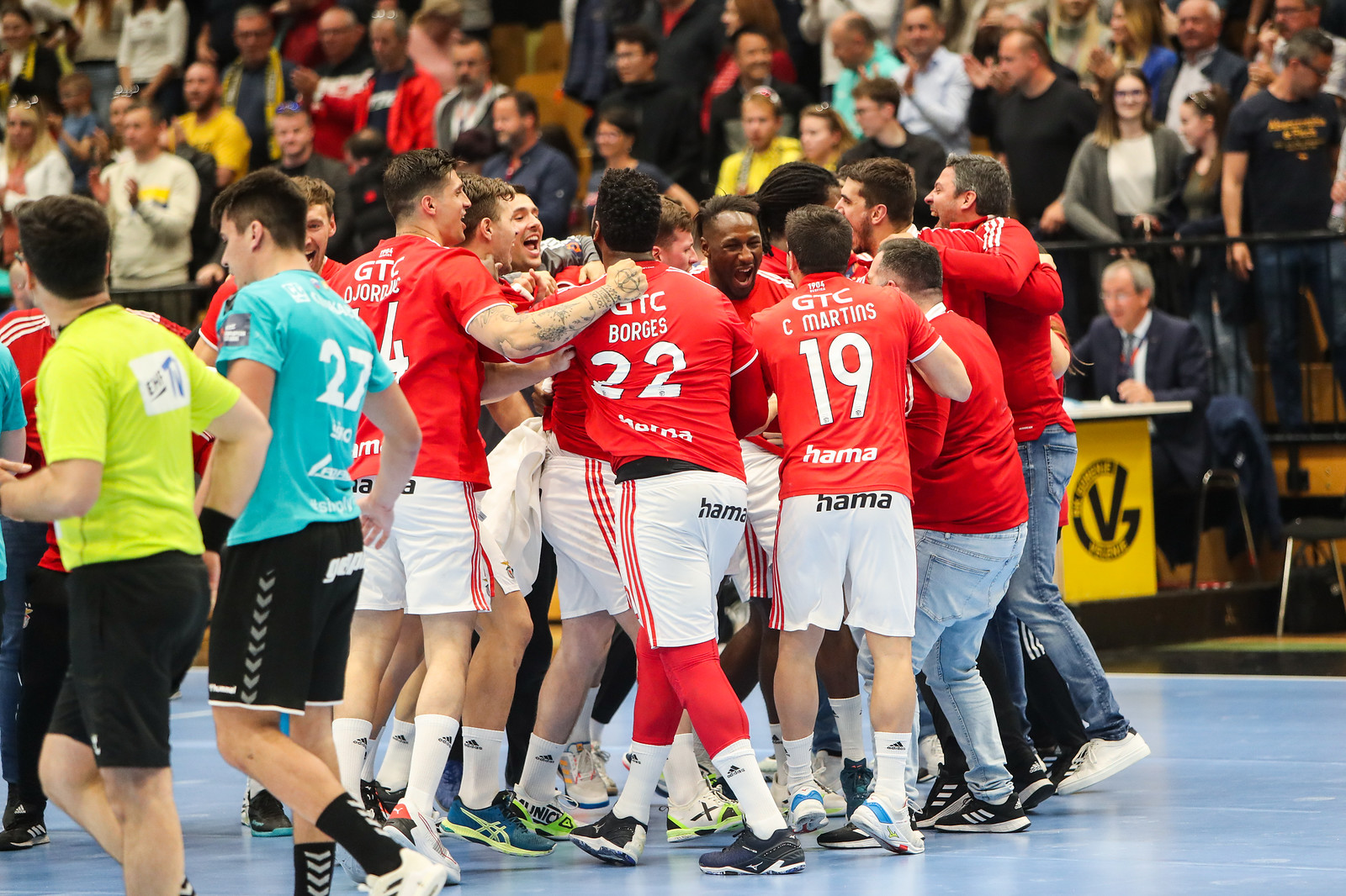 Benfica overcome early scare to eliminate Velenje