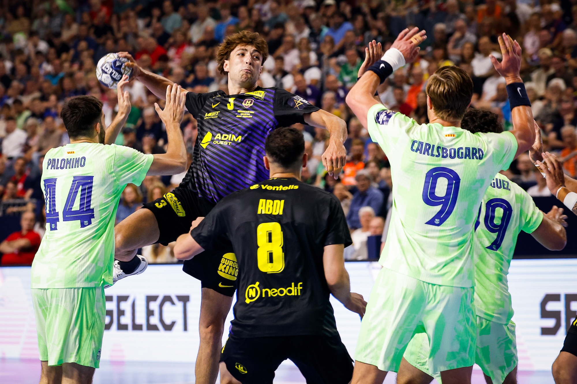 Nantes end long wait to beat Barça; clinch third