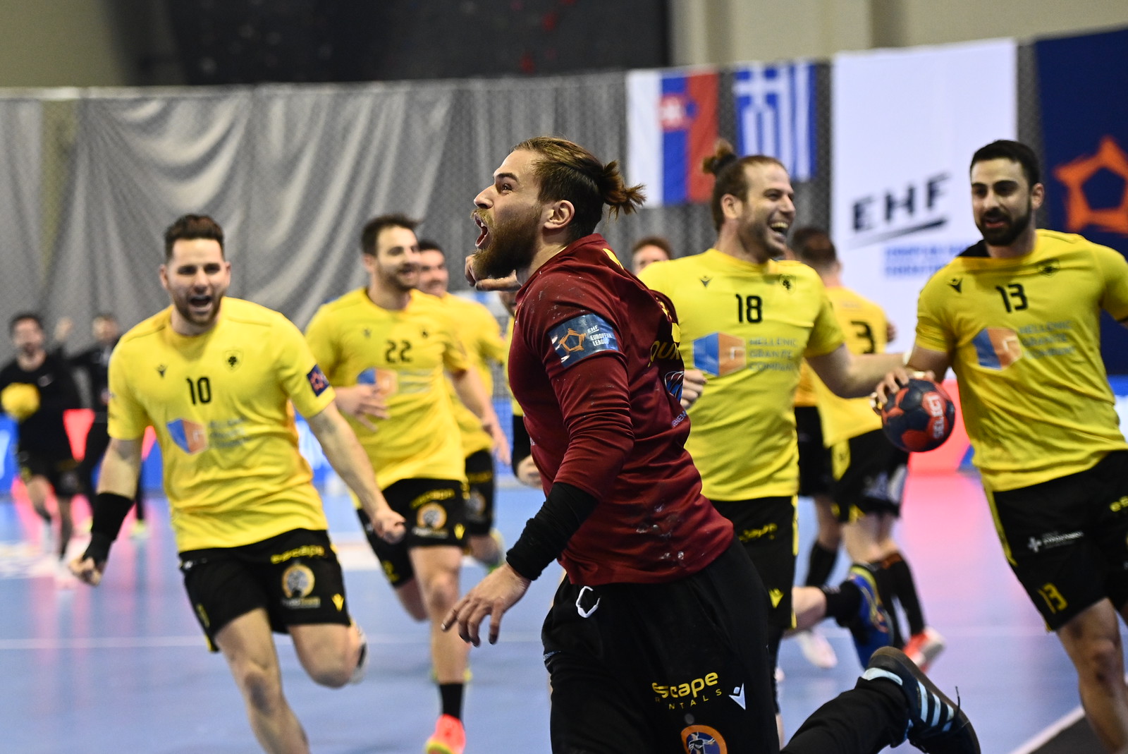 AEK edge Sporting for crucial points