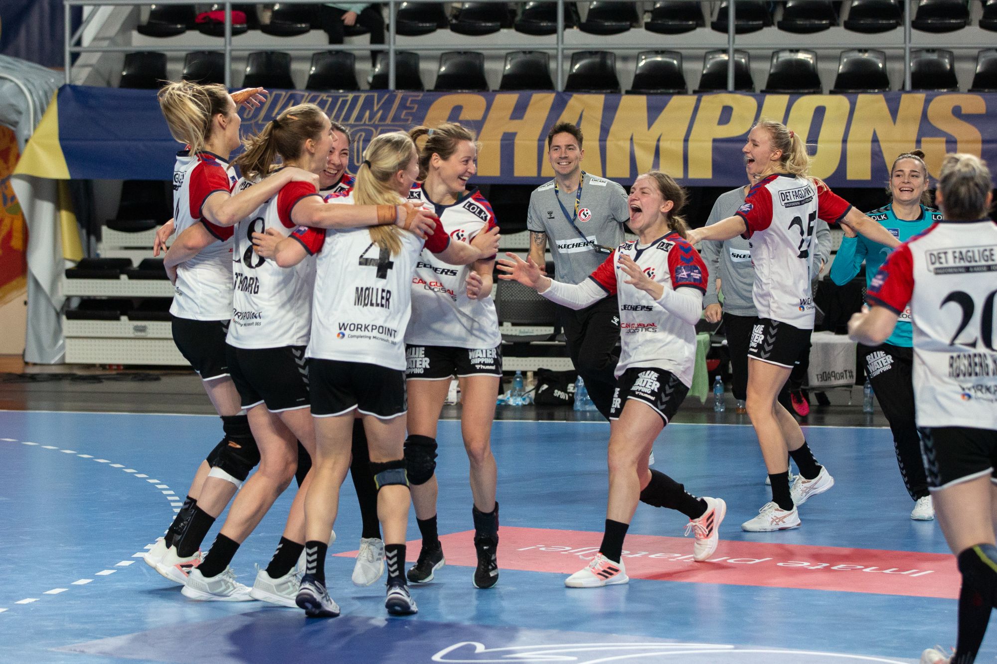 Esbjerg seal quarter-final berth in style